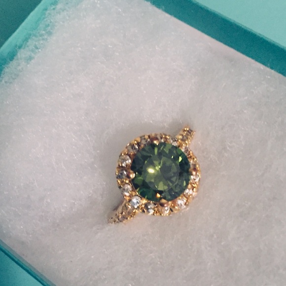Beautiful 14K plated ring w/green stone - Picture 3 of 3